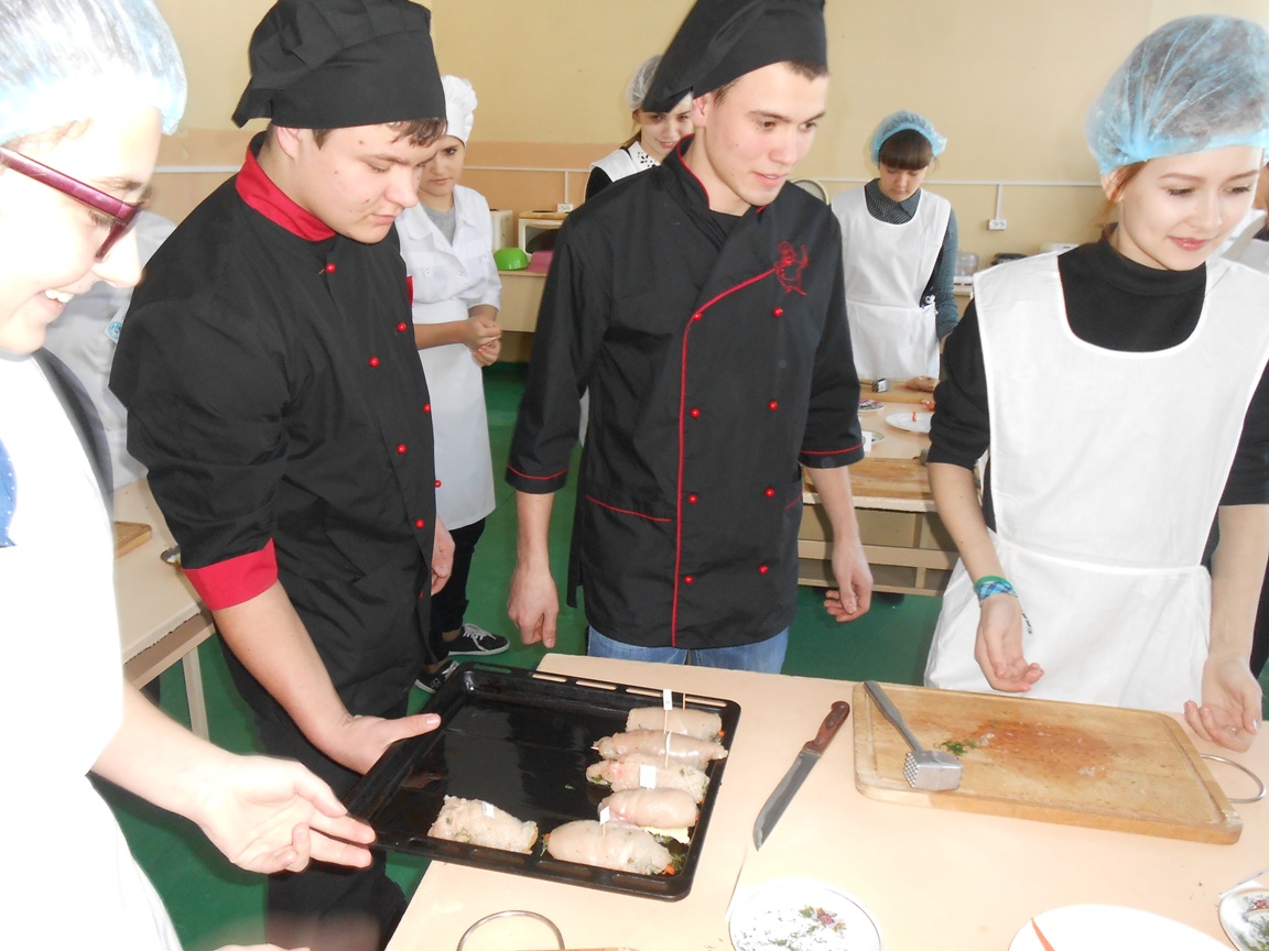 studenty-volontery_pomogayut_shkolnitsam_osvaivat_azy_professii_Povar